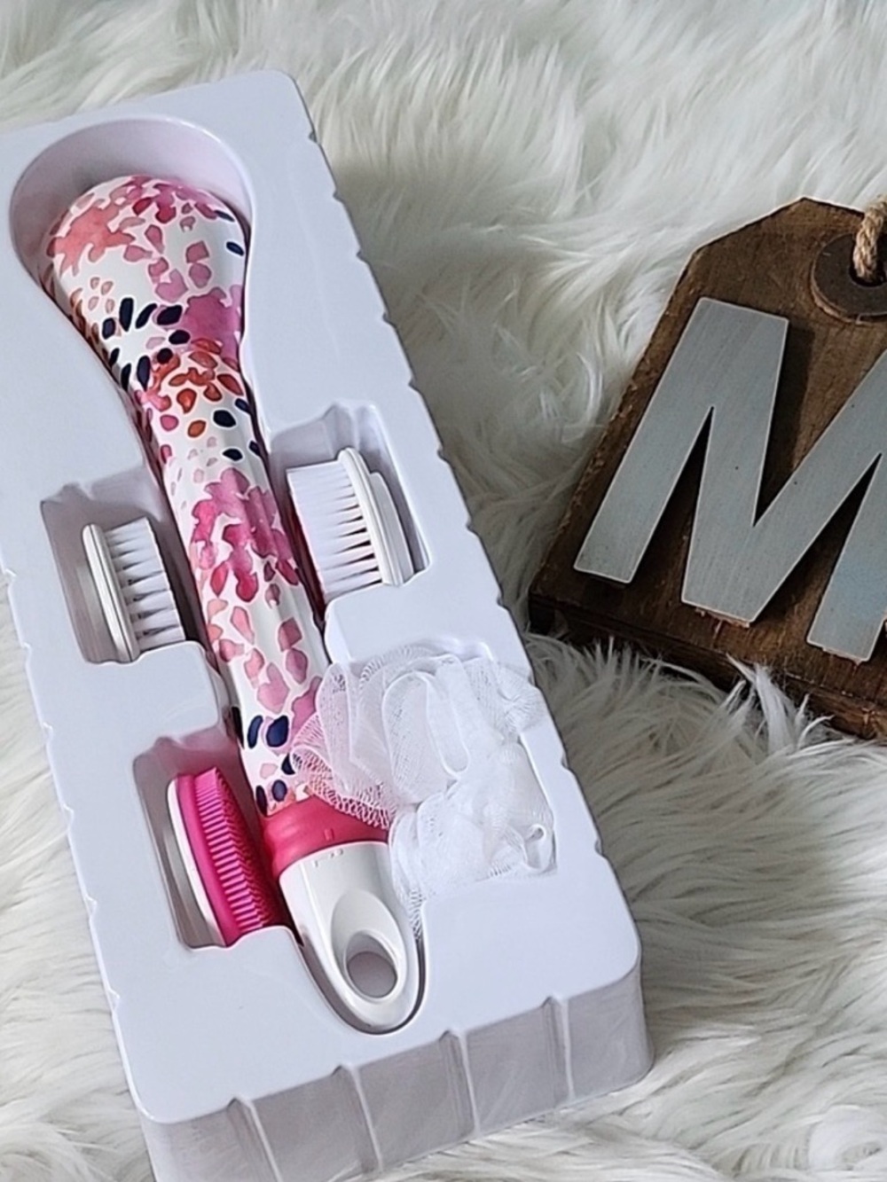 Blushly Cleaning and Exfoliating Body Brush with 4 Brush Heads NEW